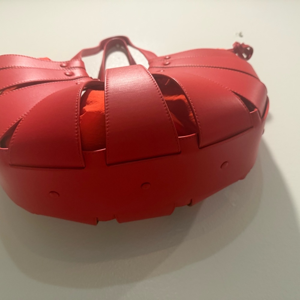 New - Bottega Veneta
Chili Tomato Calfskin Leather Large Shell Bag - Picture 10 of 17